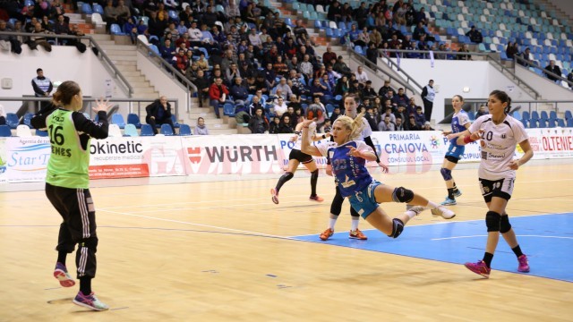 Alexandra Iovănescu (la minge) şi colegele sale au obţinut o victorie la limită (foto: Lucian Anghel)