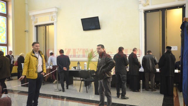 În primul tur pentru alegerea rectorului s-au prezentat la urne 874 de cadre didactice și studenți din 920, cât au avut drept de vot (FOTO: Traian Mitrache)