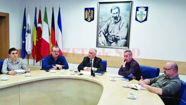 Florin Cârciumaru, primarul din Târgu Jiu, alături de funcționari din instituție
