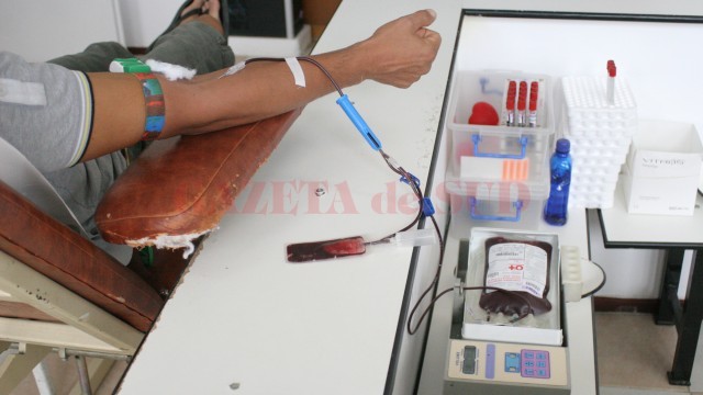 Atunci când trebuie să facă analize medicale, doljenii sunt nevoiți să aștepte cel puțin o lună până să găsească plafon la unul dintre laboratoare (Foto: Arhiva GdS)