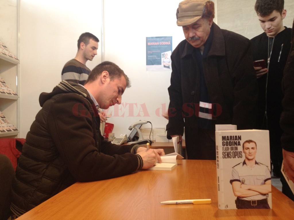 Poliţistul Marian Godină a fost prezent în ultima zi a Târgului Gaudeamus pentru o sesiune de autografe