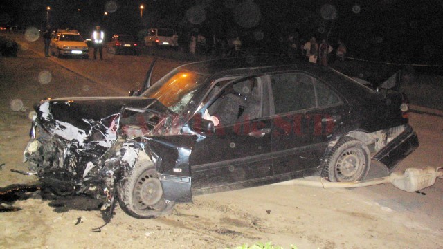Șoferul și pasagerul Mercedesului au abandonat mașina și au fugit  după producerea accidentului (Foto: Arhiva GdS)