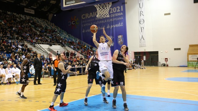 Micic (la minge) şi colegii săi au debutat cu stângul în play-off (foto: Claudiu Tudor)