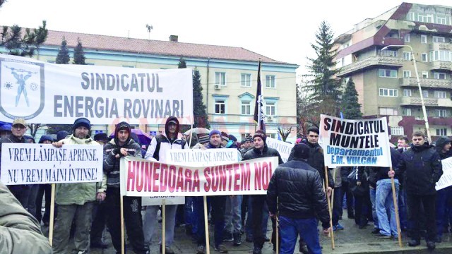 Peste o sută de sindicalişti din Gorj au protestat la Hunedoara