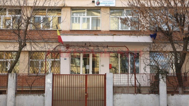 După mai multe probleme cu legea, secretara Școlii nr. 36 „Gheorghe Bibescu“ a fost arestată preventiv pentru trafic de influență și înșelăciune (Foto: GdS)