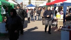 Cetăţenii au cumpărat produse bio din cadrul târgului apicol