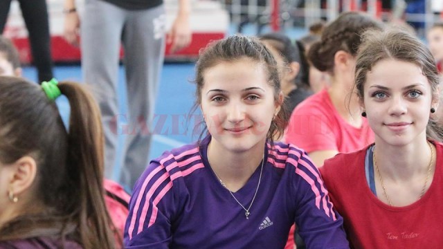 Ștefania Sandu (în centru) a cucerit medalia de bronz în proba de 60 m