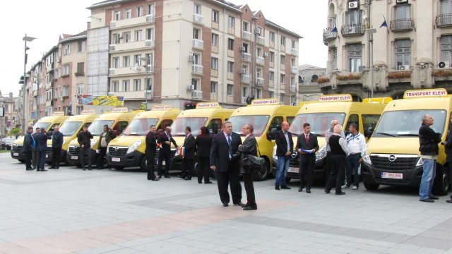 Microbuzele repartizate de Ministerul Educației unităților școlare nu pot fi folosite pentru transportul elevilor dintr-o comună în alta, chiar dacă nu există alte mijloace de transport în comun pe rutele respective (Foto: Arhiva GdS)
