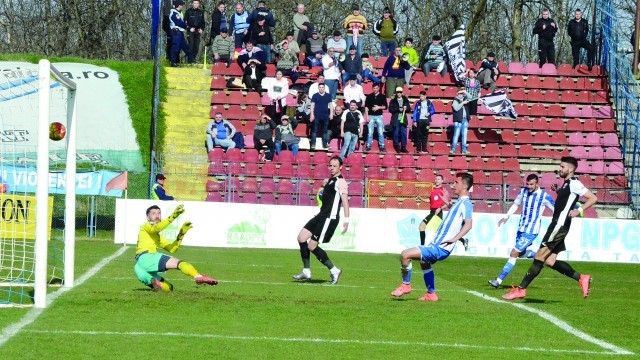 Andrei Ivan a marcat cu lejeritate golul doi, lăsându-i spectatori pe jucătorii ilfoveni (Foto: Alexandru Vîrtosu)