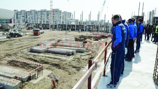 Jucătorii craioveni au urcat cu emoţii în tribune, sperând să evolueze cât mai curând pe noua arenă (Foto: Alexandru Vîrtosu)