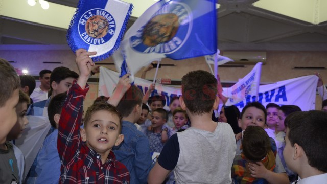 Micuții fotbaliști de la Dinamyk s-au distrat la întrecere cu părinții și antrenorii (foto: Alexandru Vîrtosu)