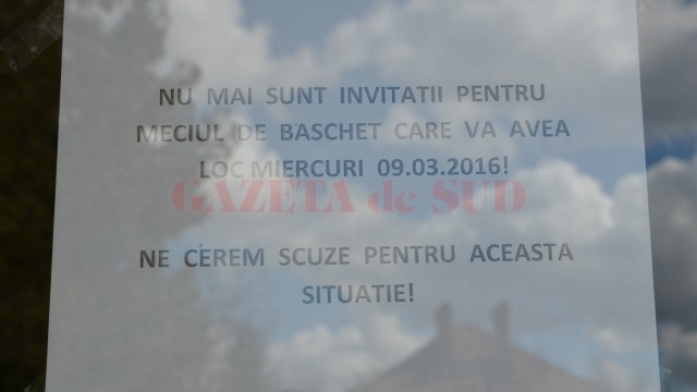 Suporterii veniți după ora 12.00 au citit acest afiș și au plecat acasă fără invitații (foto: Bogdan Grosu)