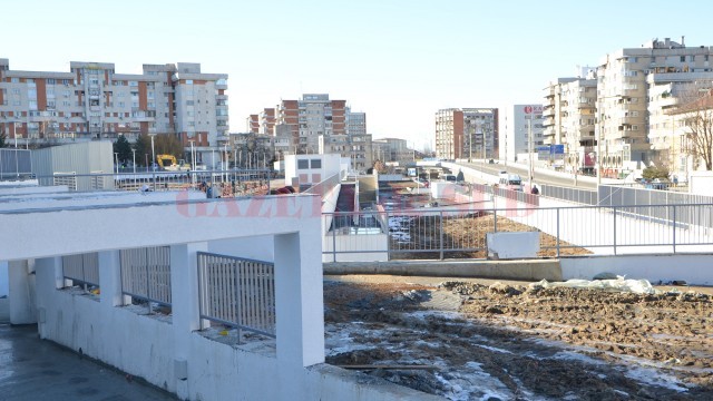 Craiovenii ar putea afla de ce parcarea subterană a ieșit la suprafață dacă primăria, nu s-ar crede mai importantă decât Autoritatea de Management a Fondurilor Europene de la București (Foto: GdS)