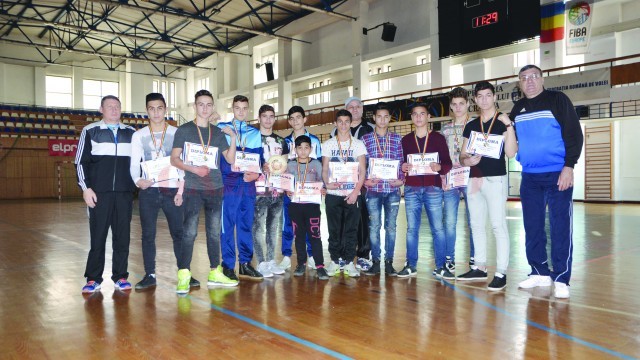 Pugiliștii craioveni au primit de la competiția de la Horezu vase de ceramică (Foto: Claudiu Tudor)