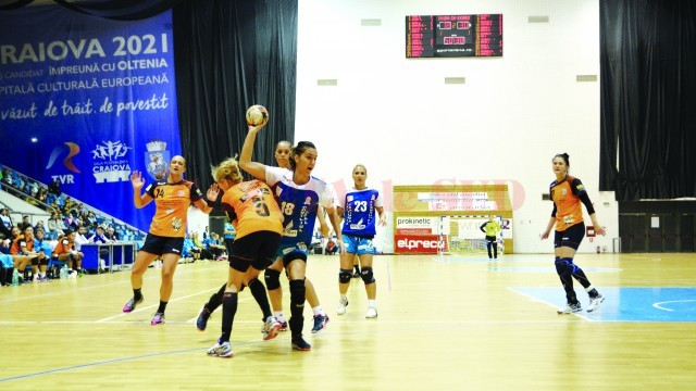 În turul campionatului, jucătoarele de la SCM Craiova (în albastru) au pierdut cu scorul de 34-23
