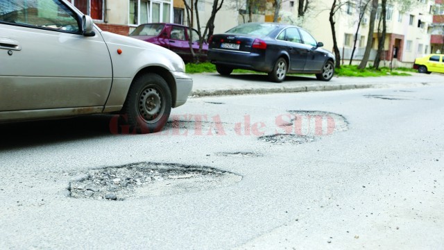 Pe multe străzi din cartierul 1 Mai, șoferii fac slalom printre gropi