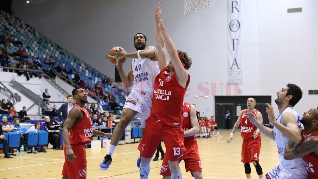 Darius Hargrove (la minge) a fost principalul marcator al oltenilor în meciul cu Oradea, cu 20 de puncte reuşite (foto: Lucian Anghel)