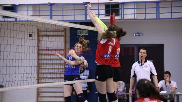 Andreea Smultea (în albastru) și colegele sale au obținut două victorii în fața Clujului și mai au nevoie de una singură în următoarele trei partide pentru a se salva de la retrogradare (foto: Lucian Anghel)