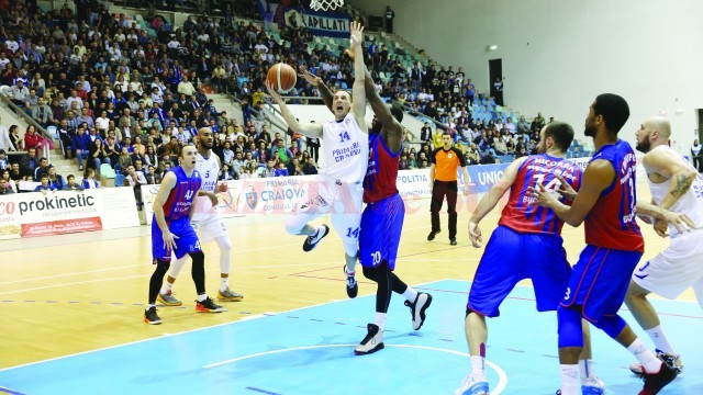 Pilcevic (la minge) şi coechipierii săi i-au făcut fericiţi pe suporterii craioveni, după ce au învins Steaua (Foto: Claudiu Tudor)