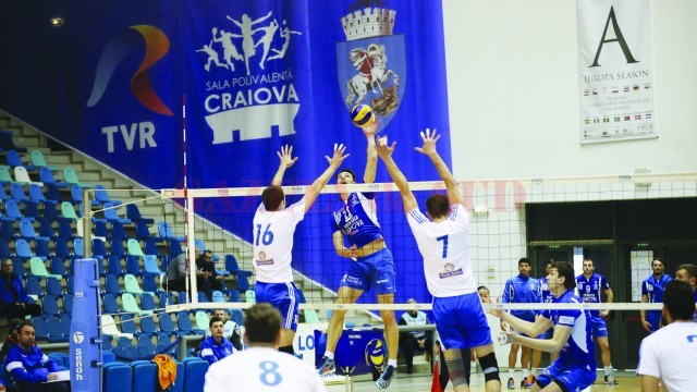 Jucătorii craioveni (în albastru) încearcă să obţină o victorie de trei puncte în meciul cu ploieştenii, pentru a se menţine pe primul loc în clasament 