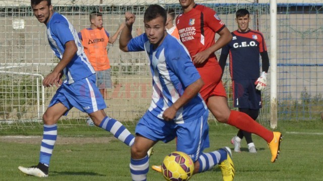 Alin Manea (la minge) a înscris în primul amical cu Finlanda U19 (Foto: Alexandru Vîrtosu)