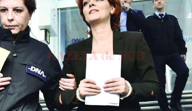 Primarul PSD al Craiovei, Lia Olguţa Vasilescu, a ieşit în cătuşe din sediul DNA după ce procurorii l-au acuzat că a primit mită peste 250.000 de euro (Foto: stirileprotv.ro)