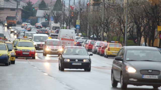 Proprietarii de mașini din Craiova plătesc impozit mai mare la primărie față de anul trecut, în ciuda faptului că autoritățile anunțaseră că nu s-au majorat impozitele și taxele în urbe (Foto: Traian Mitrache)
