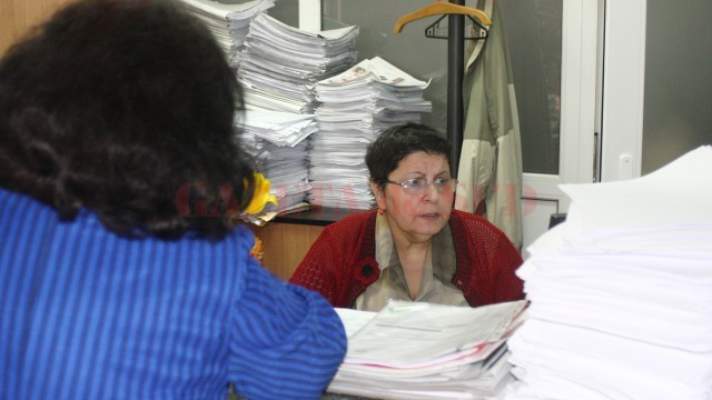 Dosarele din imagine se găsesc în sala mare a Administrației Județene a Finanțelor Publice Dolj, la ghișeele destinate persoanelor juridice. An de an, firmele au de completat și de depus tot felul de acte. (FOTO: arhiva GdS)