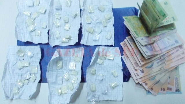 Asupra craioveanului de 27 de ani au fost găsite mai multe pliculețe ce ar conține substanțe halucinogene (Foto: Poliția Locală Craiova)