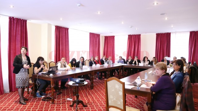Reprezentanţii FEDRA, alături de membrii mai multor asociaţii care luptă pentru drepturile copiilor cu TSA (Foto: Lucian Anghel)