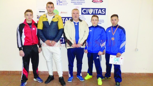 Antrenorul Constantin Cucu (în centru), alături de cei patru seniori deplasaţi la Cupa României: Bogdan Marinaș, Alberto Ispas, Darius Stănică, Alberto Ispas şi Marius Păpușoiu (Foto: Daniela Mitroi-Ochea)