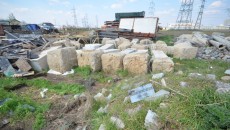 Soclurile statuilor care formau Aleea Personalităților vor ajunge de pe câmp în depozitul RAADPFL (Foto: Traian Mitrache)