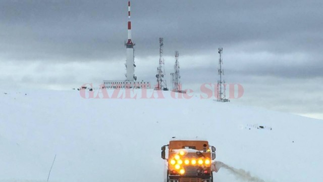 Utilajele au fost scoase pe DN 67C, la deszăpezit (FOTO: Eugen Măruță)