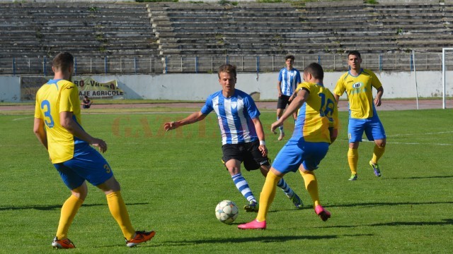 Olivian Surugiu (foto, în centru) a marcat la Alba Iulia, dar nu a putut împiedica înfrângerea (Foto: Lucian Danciu / Ziarul Unirea)