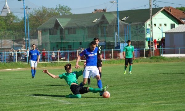 Craiovenii (tricouri verzi) nu au reușit mare lucru la Deva (foto: hunedoarasport.ro)