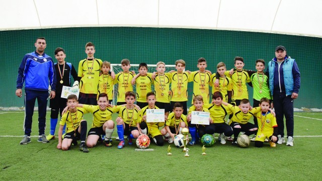 Juniorii lui Mircea Popa (foto dreapta) şi-au făcut un obicei din a câştiga trofee la Severin (Foto: Alexandru Vîrtosu)