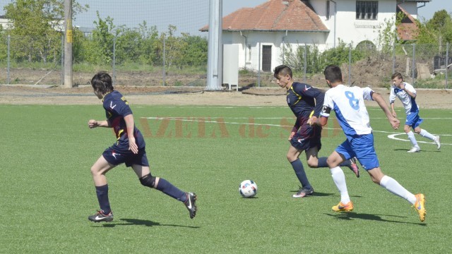 Dinamyk Craiova (în negru) a reuşit să învingă Academia „GP“ în prelungiri (Foto: Alexandru Vîrtosu)