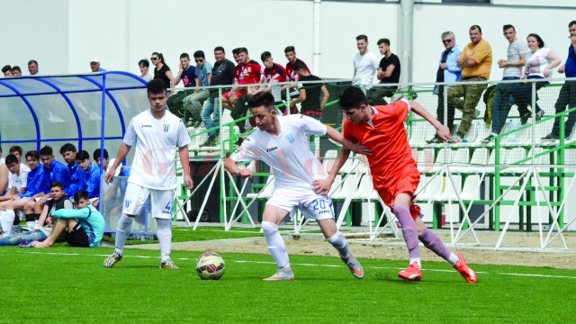 Gârbiţă (la minge) şi colegii săi au reuşit în repriza secundă să marcheze de două ori şi să întoarcă soarta meciului (Foto: Alexandru Vîrtosu)