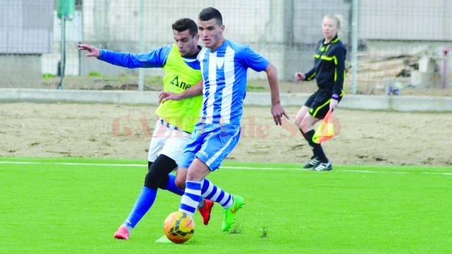 George Neacşu (la minge) speră să marcheze în partida cu Sebeş (Foto: arhiva GdS)