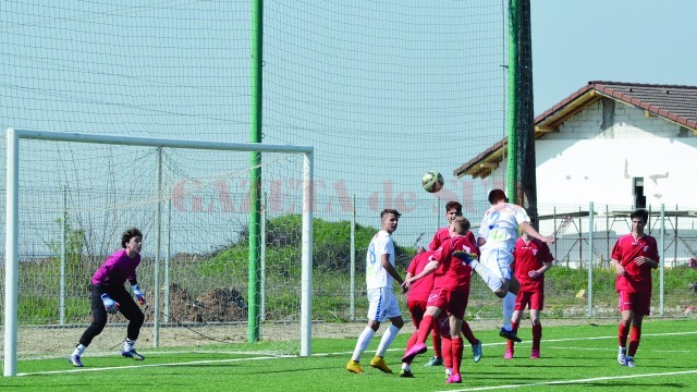 Craiovenii (în alb) nu au avut forţă în ofensivă în partida cu UTA Bătrâna Doamnă (Foto: Alexandru Vîrtosu)