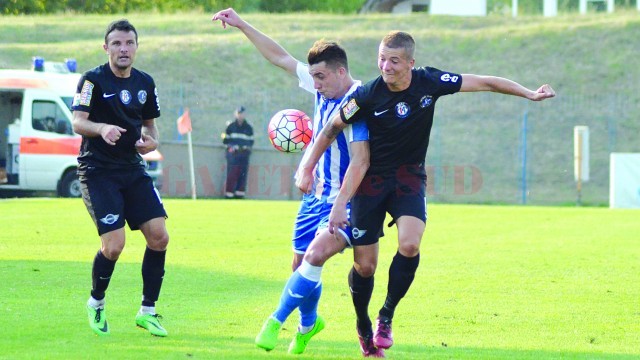 Lui Alexandru Mateiu (alb-albastru) îi este dor de duelurile tari din Liga I (Foto: Alexandru Vîrtosu)