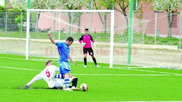 Robert Petre (la minge) a fost omul meciului cu UTA Bătrâna Doamnă U19 (foto: Alexandru Vîrtosu)