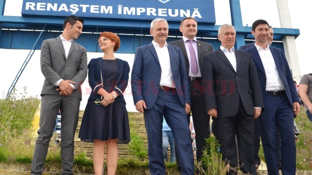 De la stânga la dreapta: Claudiu Manda - președinte PSD Dolj, Lia Olguța Vasilescu - președinte PSD Craiova, Liviu Dragnea - președinte PSD, Sorin Răducan - prefect<br /> de Dolj, Ion Prioteasa - președinte CJ Dolj, Radu Preda - administator public al Craiovei și Mihail Genoiu - viceprimar al Craiovei (Foto: Arhiva GdS)