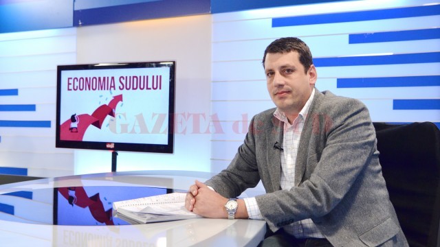 Directorul Manpower Craiova, George Decebal Păunescu, s-a aflat în studioul Alege TV, la emisiunea „Economia Sudului“, unde a vorbit, printre altele, despre comportamentul celor care își caută un loc de muncă atunci când participă la un interviu de angajare (FOTO: Bogdan Grosu)