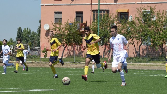 Alex Gârbiță (la minge) a făcut spectacol cu LPS Satu Mare (foto: Alexandru Vîrtosu)