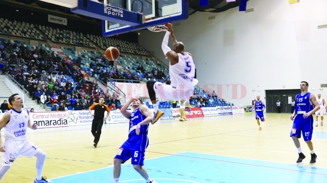 Travis Bureau şi colegii săi au învins BC Mureş în urmă cu două zile şi încearcă să elimine vicecampioana din sferturile de finală ale campionatului (Foto: Arhiva GdS)