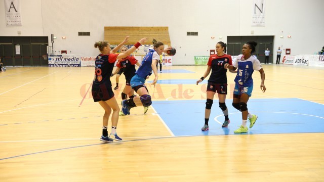 Zivkovic (la minge) şi colegele sale au învins HC Alba Sebeş (foto: Claudiu Tudor)