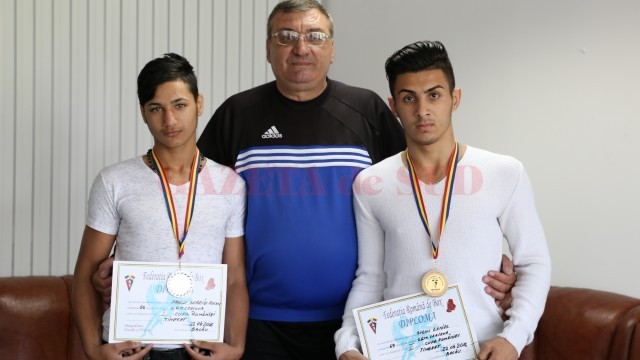 Doi dintre medaliații craioveni, Mario Pascu (stânga) și Daniel Băran, alături de antrenorul lor, Ion Joița (foto: Lucian Anghel)