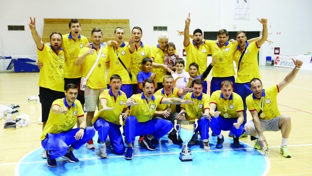 După ce s-au întors de la Zalău, campionii de la SCM-U Craiova au mers la Sala Polivalentă pentru a le prezenta fanilor trofeul  (Foto: Claudiu Tudor)