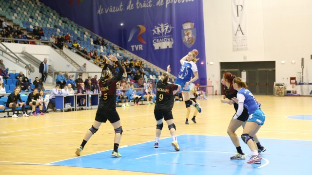 Alexandra Andrei (la minge) a marcat cinci goluri la Cisnădie (Foto: arhiva GdS)